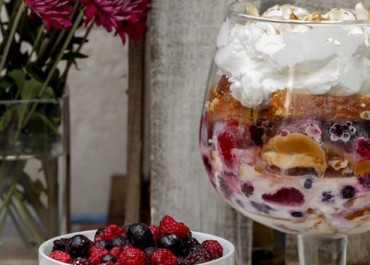 Sobremesa de Três Leites com Mix de Berries Congelado