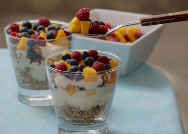 Copo de iogurte com granola e berries